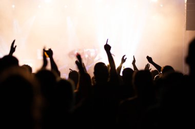 Konserde kalabalık - Parlak renkli sahne ışıkları önünde tezahürat yapan kalabalık