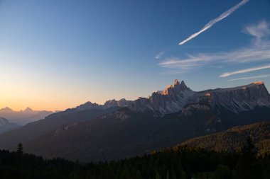 Croda di Lago, Dolomites, South Tyrol, İtalya 'nın inanılmaz kayalık tepeleri.. 