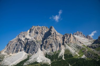 Cortina d 'Ampezzo, İtalya' daki görkemli Lagazuoi dağına bakın..