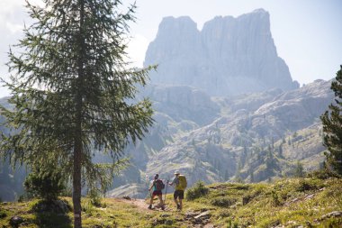 Dolomitler, İtalya 'da Averau Dağı' nın arka planında Limides Gölü 'ne giden bir çift.