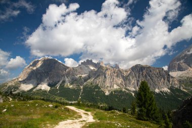 Yeşil bitki örtüsü ve görkemli dağ zirveleriyle kaplı Dolomite Alpleri 'nin muhteşem manzarası. İtalya, Güney Tyrol