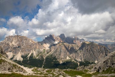 Yeşil bitki örtüsü ve görkemli dağ zirveleriyle kaplı Dolomite Alpleri 'nin muhteşem manzarası. İtalya, Güney Tyrol