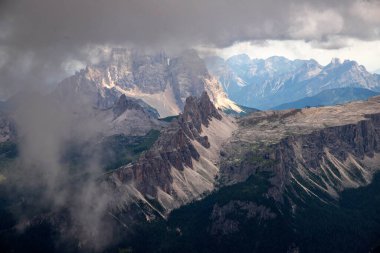 Tofana di Mezzo Dağı 'nın zirvesinden Croda da Lago ve Pelmo Dağı, Dolomitler, İtalya