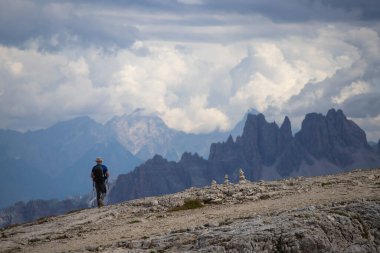 Lagazuoi 'nin tepesinde yürüyen adam, İtalya' daki Dolomite Alpleri manzarasının tadını çıkarıyor. Aktif insanlar ve dağ konsepti.