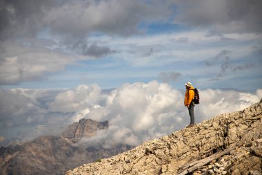 Lagazuoi 'nin tepesinde yürüyen adam, İtalya' daki Dolomite Alpleri manzarasının tadını çıkarıyor. Aktif insanlar ve dağ konsepti.