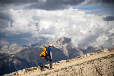 Lagazuoi 'nin tepesinde yürüyen adam, İtalya' daki Dolomite Alpleri manzarasının tadını çıkarıyor. Aktif insanlar ve dağ konsepti.