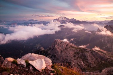 Dolomite dağlarında gün batımı oyunları ve sis Rifugio Lagazuoi 'nin en yüksek tepelerinde görüldü. Muhteşem bir yaz günbatımında..