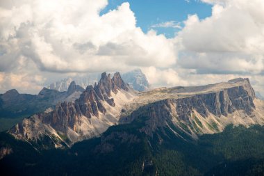 Croda di Lago, Dolomites, South Tyrol, İtalya 'nın inanılmaz kayalık tepeleri..