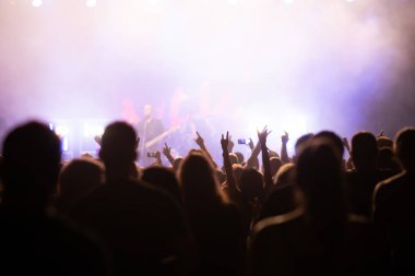 Konserde kalabalık - Parlak renkli sahne ışıkları önünde tezahürat yapan kalabalık