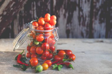 Cam kavanozda kiraz domatesleri. Sonbahar ya da kış için yiyecek. Ev yapımı hazırlıklar.