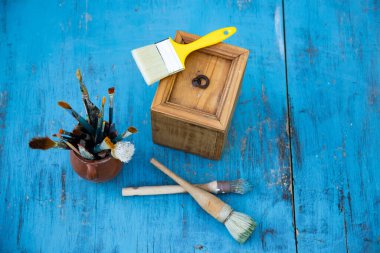 Ahşap mobilya boyası. Yepyeni renkli tebeşir boyasıyla eski moda ahşap mobilyaları yeniliyorum. Ev dekorasyonu yeniden biçimlendiriliyor