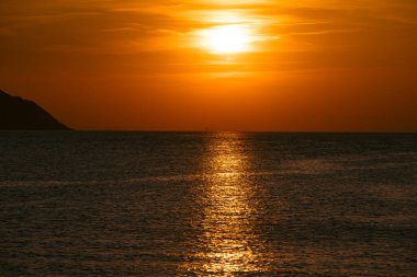 Günbatımının renkleri. Gökyüzü doğa kompozisyonu. Doğal arkaplan