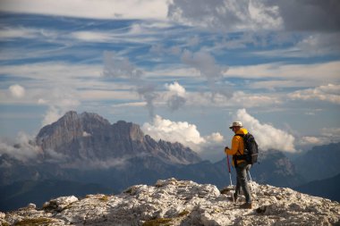 Lagazuoi 'nin tepesinde yürüyen adam, İtalya' daki Dolomite Alpleri manzarasının tadını çıkarıyor. Aktif insanlar ve dağ konsepti.