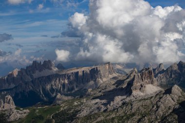 Lagazuoi dağının zirvesinden Averau ve Nuvolau Dolomites, İtalya 'ya bakın.
