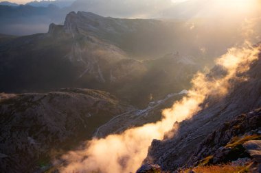 Dolomite dağlarında gün batımı oyunları ve sis Rifugio Lagazuoi 'nin en yüksek tepelerinde görüldü. Muhteşem bir yaz günbatımında..
