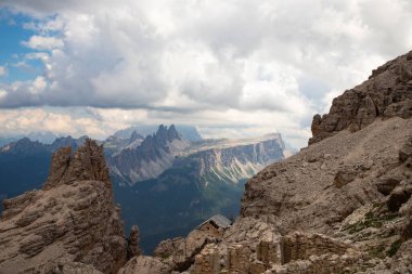 Croda di Lago, Dolomites, South Tyrol, İtalya 'nın inanılmaz kayalık tepeleri..