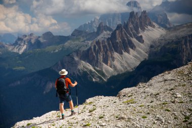 Sırt çantalı adam Dolomite Alplerinde Croda di lago 'nun tadını çıkarıyor. Aktif insanlar ve dağ konsepti.