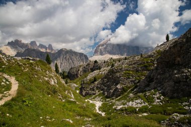 Yeşil bitki örtüsü ve görkemli dağ zirveleriyle kaplı Dolomite Alpleri 'nin muhteşem manzarası. İtalya, Güney Tyrol