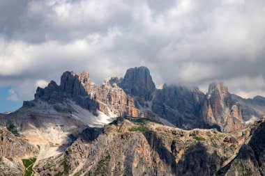 Yeşil bitki örtüsü ve görkemli dağ zirveleriyle kaplı Dolomite Alpleri 'nin muhteşem manzarası. İtalya, Güney Tyrol