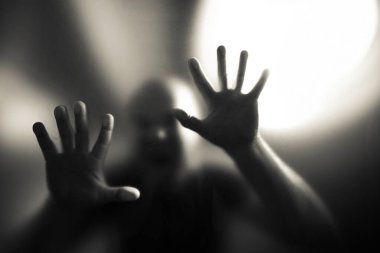 Korku, cadılar bayramı arkaplanı Camın arkasındaki bir adamın gölgesi