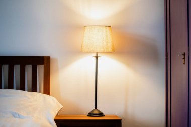 Konforlu balkonda ya da eski mobilyalı verandada bulunan klasik lamba.