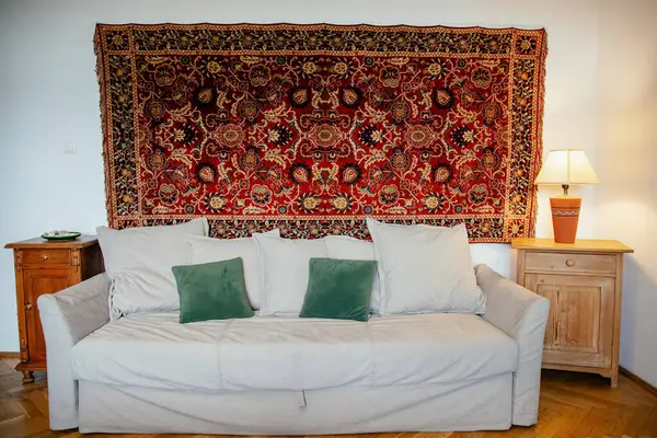 Modern ve klasik mobilyaların yer aldığı geniş ve şık bir oturma odası. 