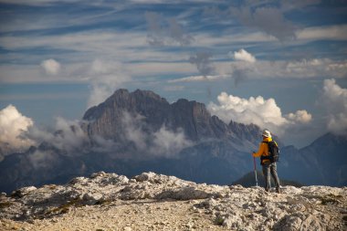 Lagazuoi 'nin tepesinde yürüyen adam, İtalya' daki Dolomite Alpleri manzarasının tadını çıkarıyor. Aktif insanlar ve dağ konsepti.