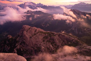Dolomite dağlarında gün batımı oyunları ve sis Rifugio Lagazuoi 'nin en yüksek tepelerinde görüldü. Muhteşem bir yaz günbatımında..