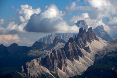 Croda di Lago, Dolomites, South Tyrol, İtalya 'nın inanılmaz kayalık tepeleri.. 