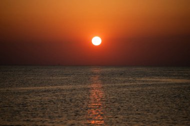 Günbatımının renkleri. Gökyüzü doğa kompozisyonu. Doğal arkaplan