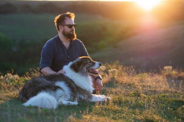 İnsan ve köpeği güzel gün batımının tadını çıkarıyorlar..