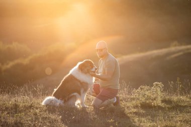 Köpeğine şefkat ve ilgi gösteren mutlu bir adam.