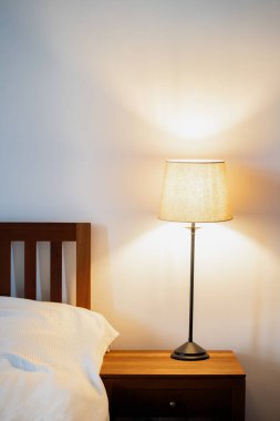 Konforlu balkonda ya da eski mobilyalı verandada bulunan klasik lamba.