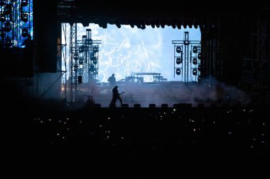 Konserde kalabalık - Parlak renkli sahne ışıkları önünde tezahürat yapan kalabalık