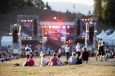 Açık hava konserindeki, festivaldeki insanların bulanık arkaplanı.