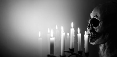 Ürkütücü bir figür ve mum ışıkları. Cadılar Bayramı festivali.