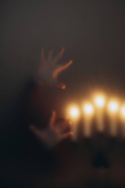 Gölgelerde saklanan korkunç adam. Korku, gizem, tehlike, suç, takipçi kavramı