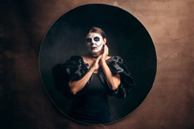 Cadılar Bayramı. Ölüler Günü. Çekici ve tehlikeli Calavera Catrina, şeker kafalı kız. Dia de los muertos.