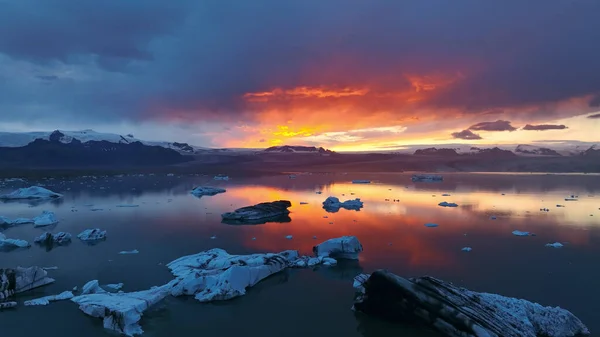 Jokulsarlon冰川上空日落的空中录像 美丽的日落风景 — 图库照片