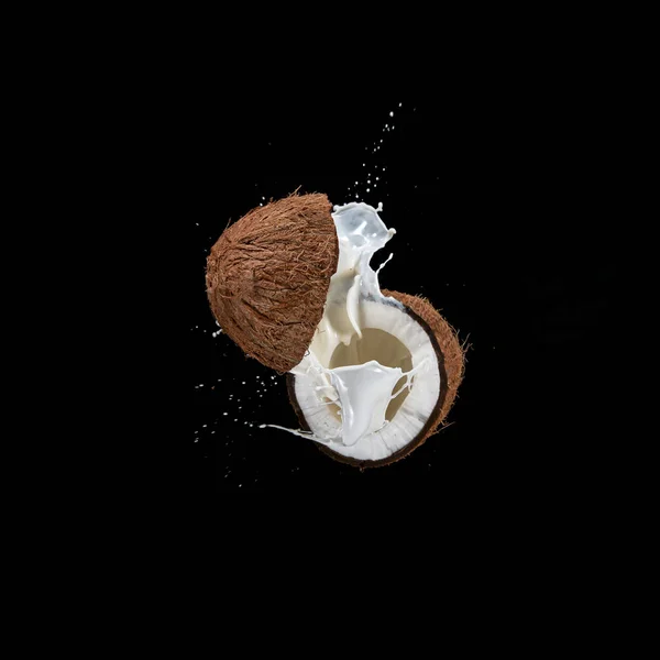 Cracked Coconut Mit Milchspritzer Fliegen Der Luft Isoliert Auf Schwarz — Stockfoto