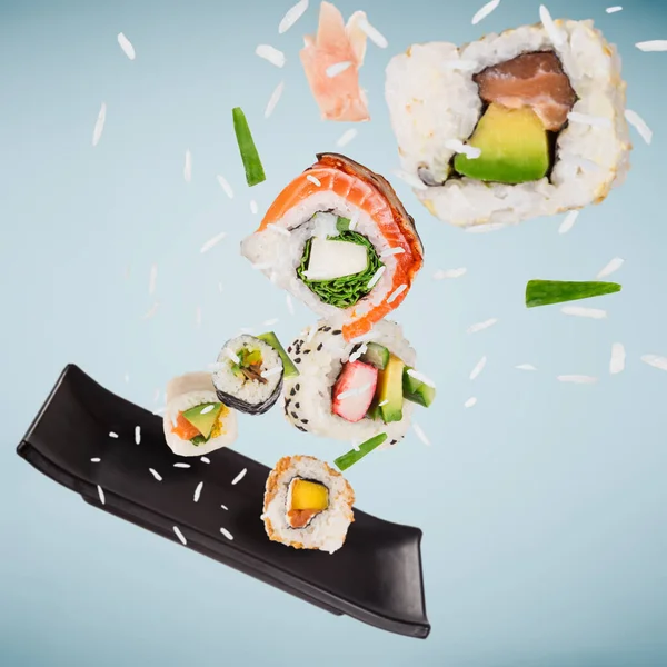 Stücke Von Köstlichem Japanischem Sushi Gefroren Der Luft Vereinzelt Auf — Stockfoto