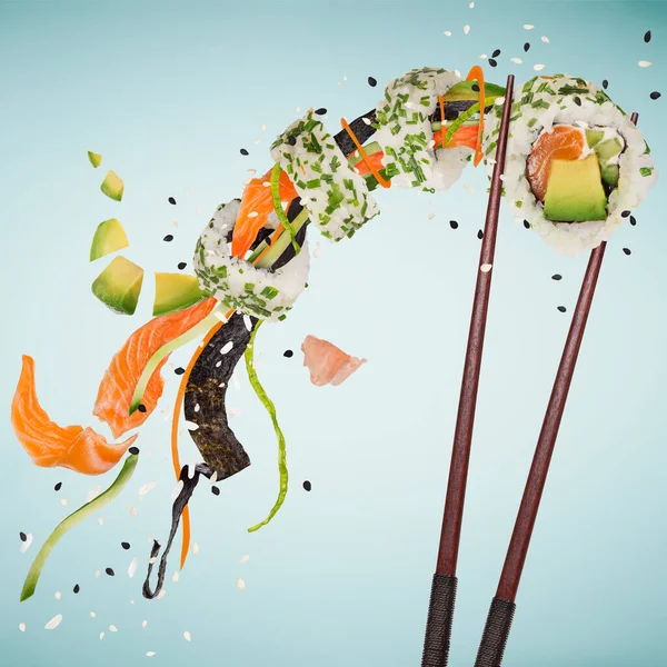 Kawałki Pysznego Japońskiego Sushi Zamrożone Powietrzu Izolacja Pastelowym Niebieskim Tle — Zdjęcie stockowe