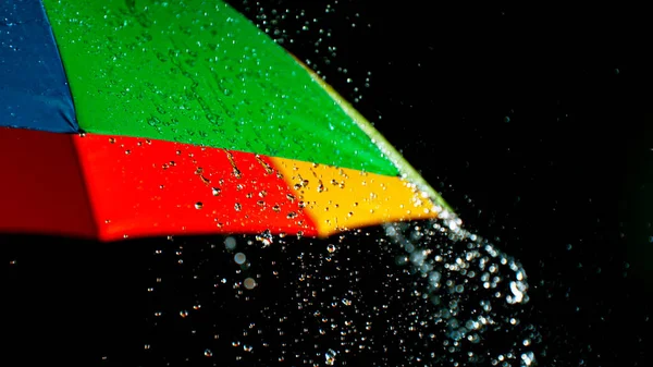 Renkli Şemsiyeye Yağmur Damlaları Dondurucu Hareketler — Stok fotoğraf