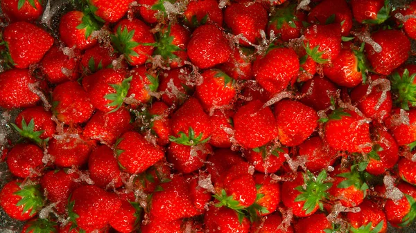 Freeze Motion Shot Von Spritzenden Frischen Erdbeeren Nahaufnahme — Stockfoto