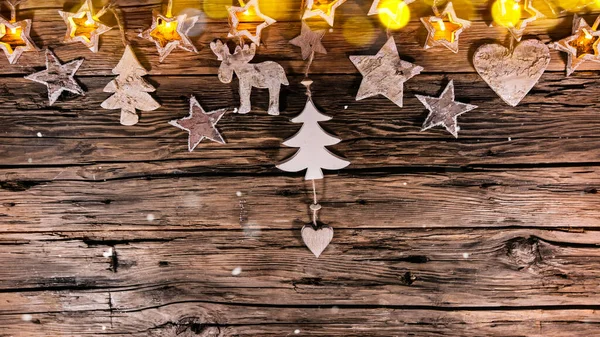 Weihnachtsstillleben Mit Altem Holzhintergrund Und Fallenden Schneeflocken — Stockfoto