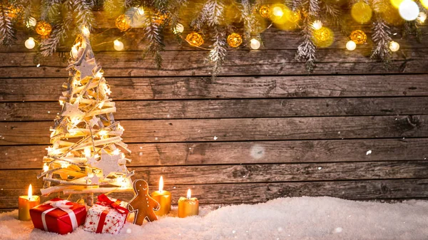 Weihnachtsstillleben Mit Altem Holzhintergrund Und Fallenden Schneeflocken — Stockfoto