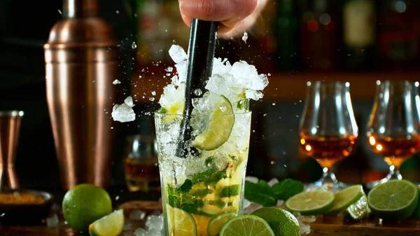 Close Preparing Mojito Cocktail Bar — 图库照片
