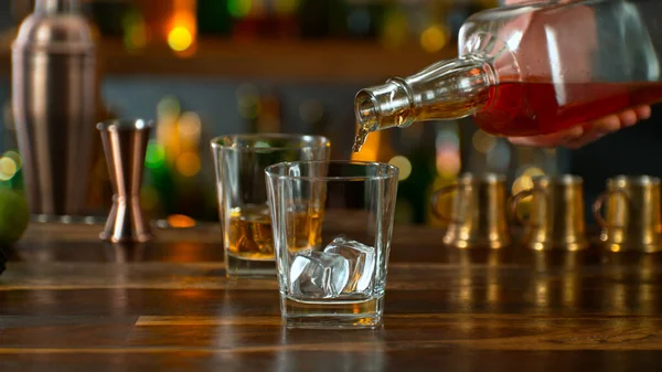 Close Pouring Whiskey Rum Pub — Fotografia de Stock