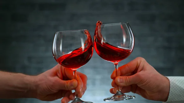Freeze Motion Shot Clinking Two Glasses Wine Close — Stock Photo, Image