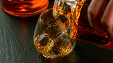 Barda çeşitli kokteyller, koyu renkli arka plan.